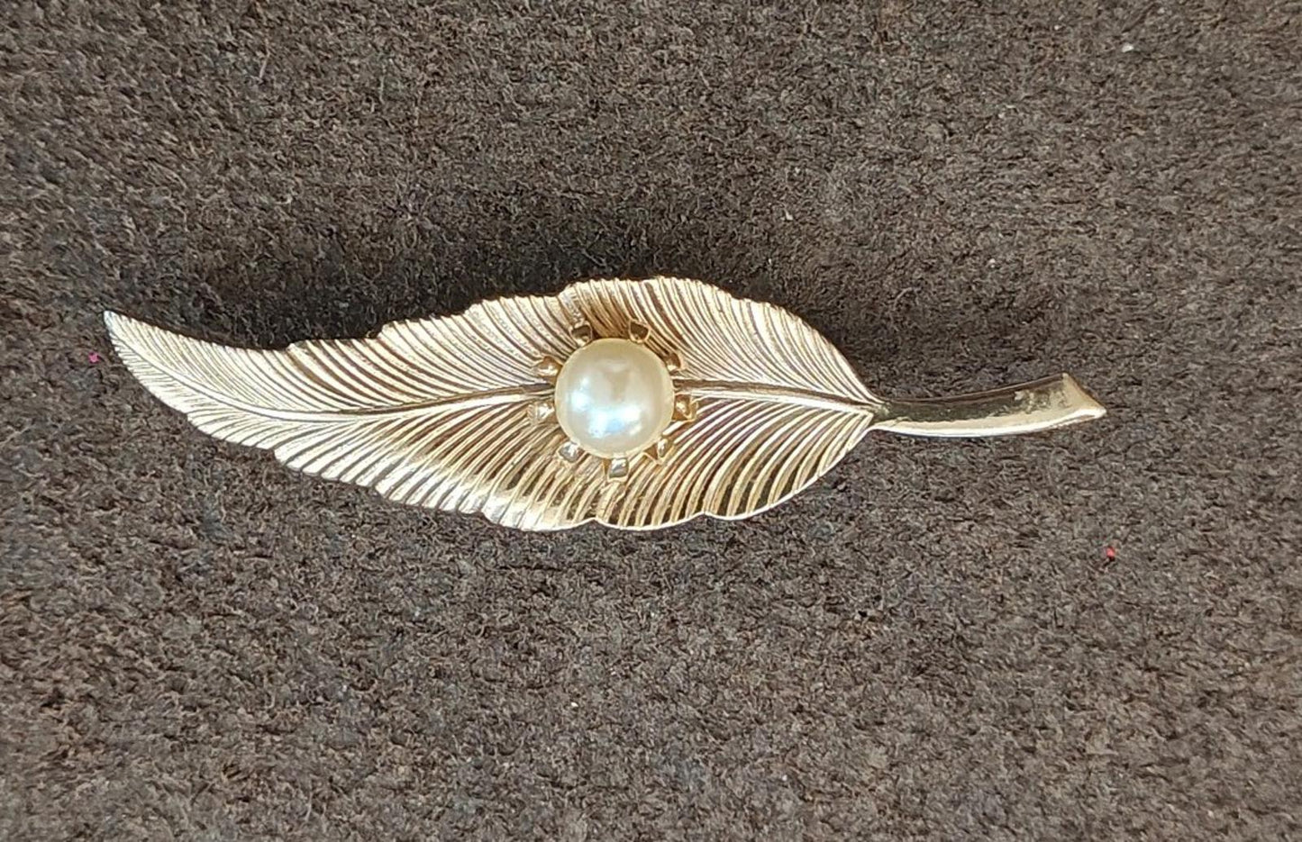 1960s Gold Tone Textured Leaf With Prong Set Faux Pearl