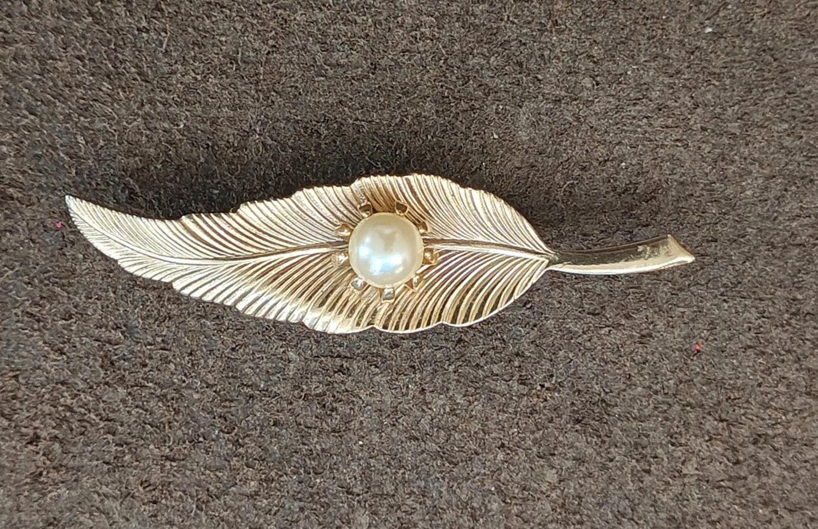 1960s Gold Tone Textured Leaf With Prong Set Faux Pearl