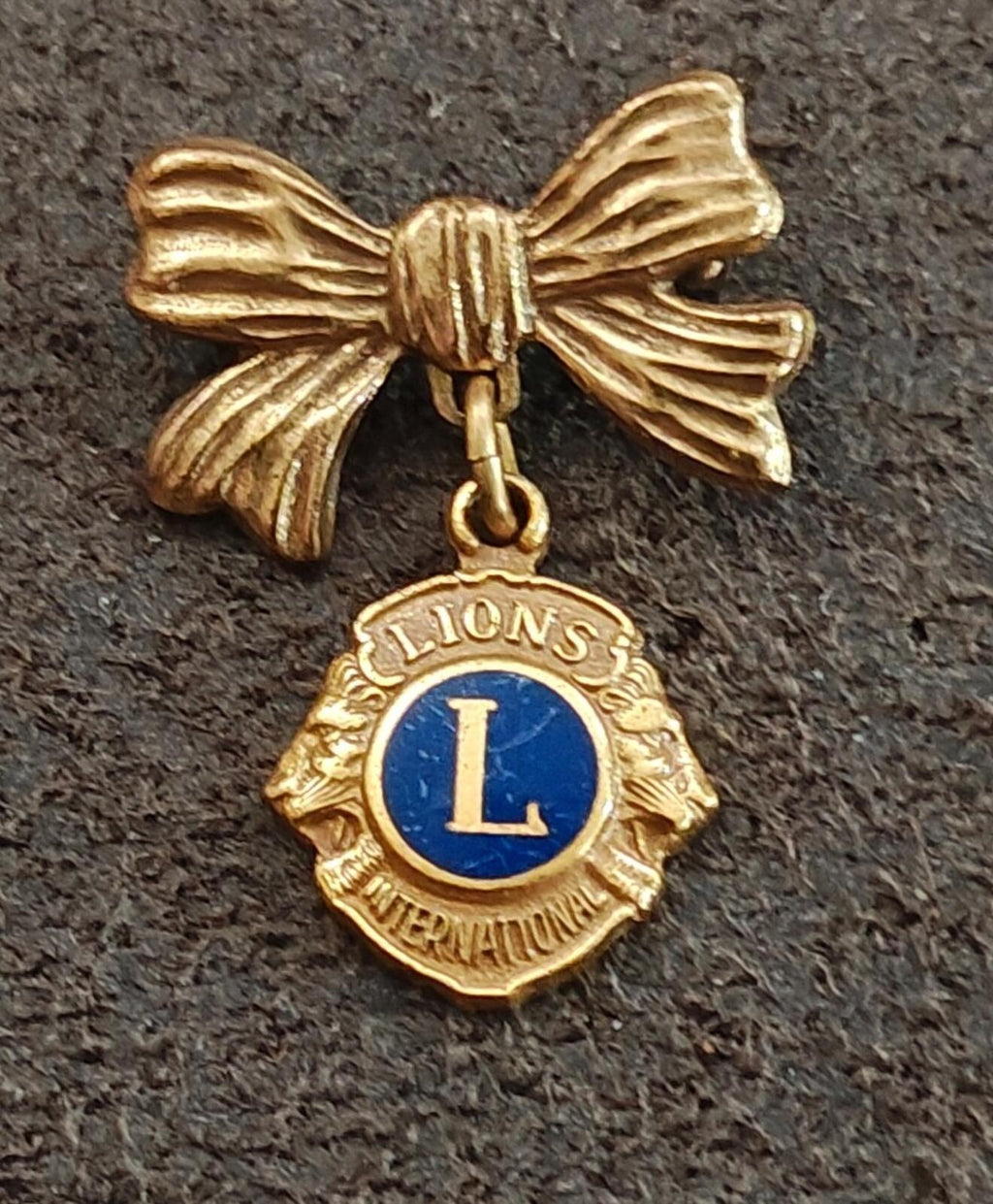 1950s Lions Clubs International Ladies Bow Knot Pin With Dangling Charm