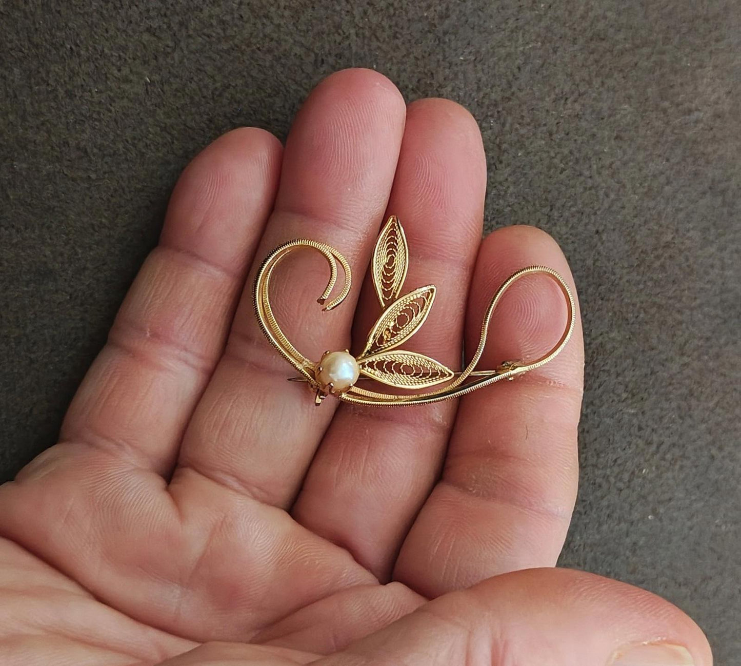 1960s Vintage Filigree Leaf Design With a Faux Pearl Accent Gold Tone Brooch