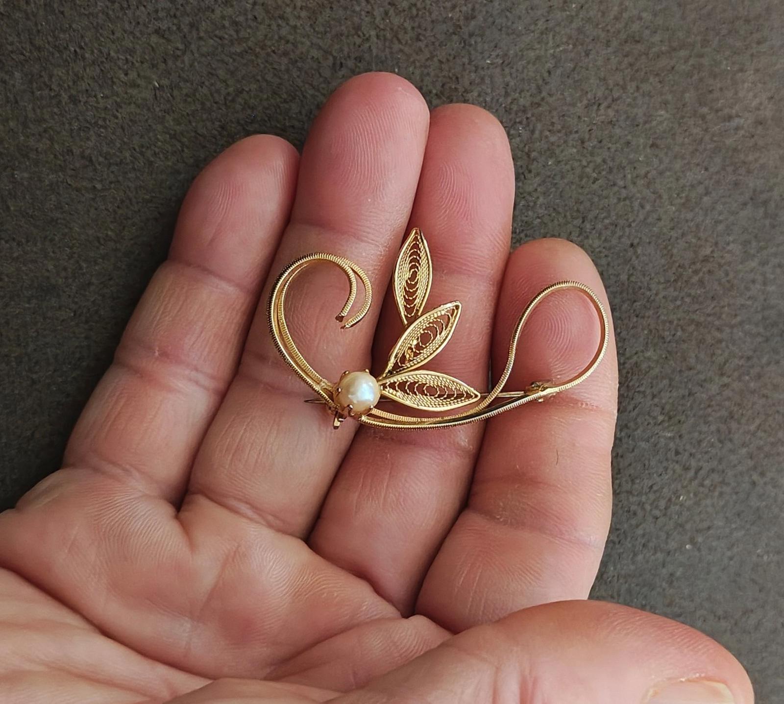 Gold tone leaf filigree brooch with faux pearl bead, vine and leaf filigree, close-up