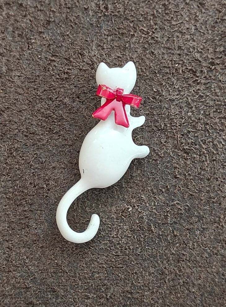 1960s/70s Metal White Enamel Cat Brooch Pin With Red Bow - photo 2