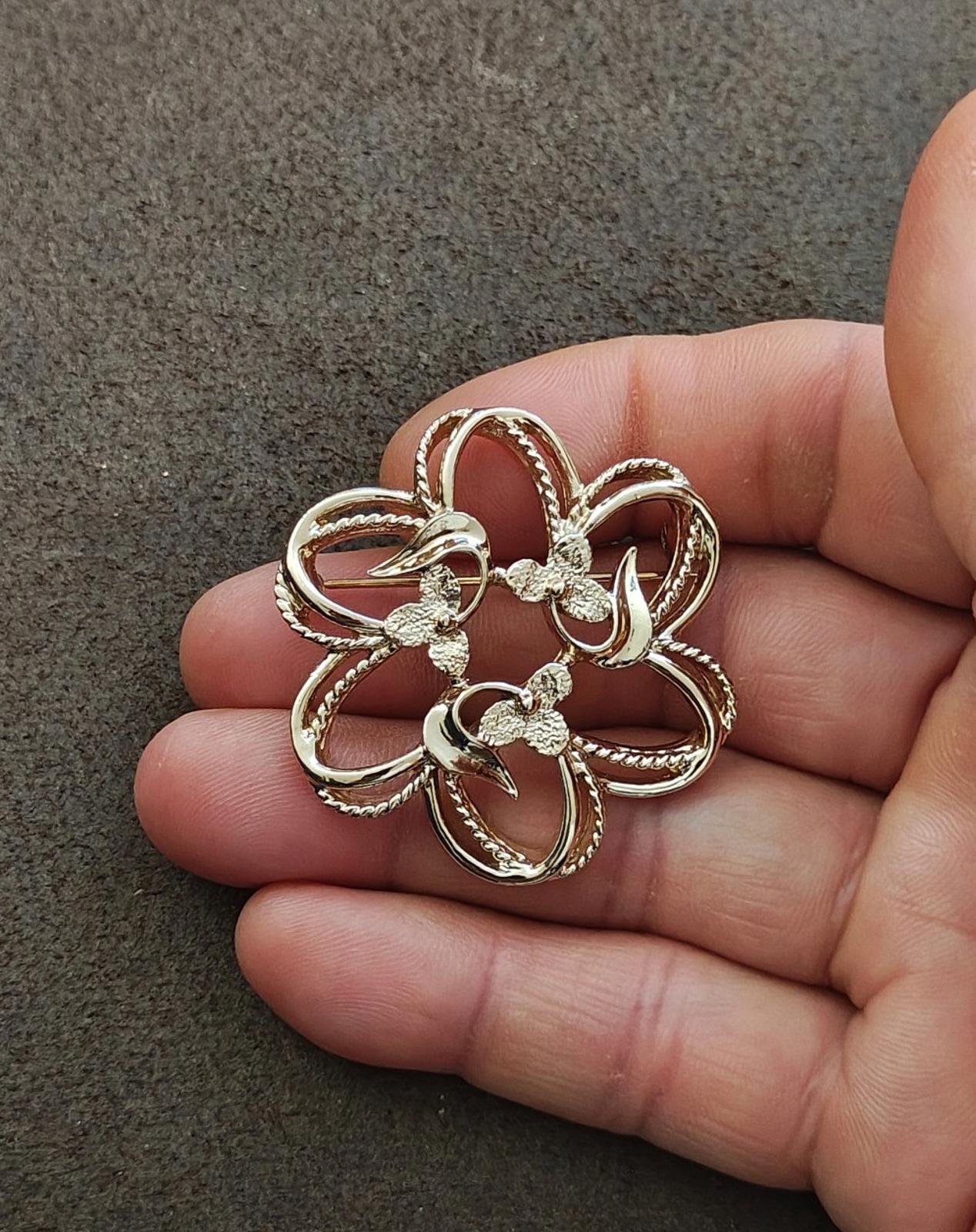 1974 Signed Sarah Coventry Gold Tone Fleurette Brooch