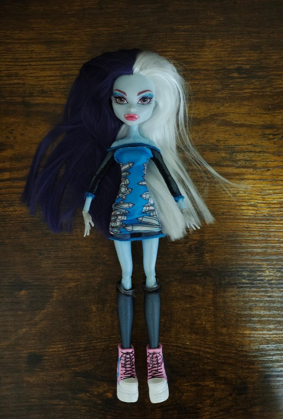 2010 Monster High Abbey Bominable Zombie Doll With Blue Outfit.