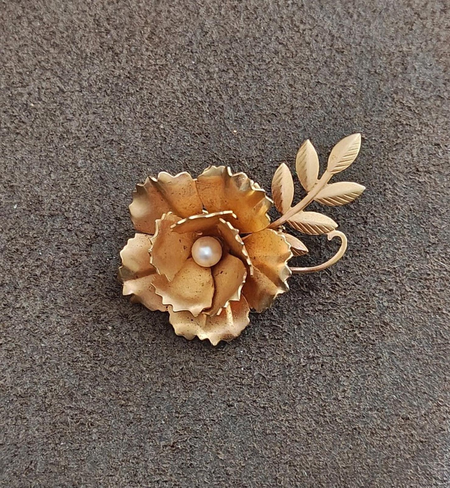 1950s Vintage Matte Gold Tone Floral Brooch With Faux Pearl