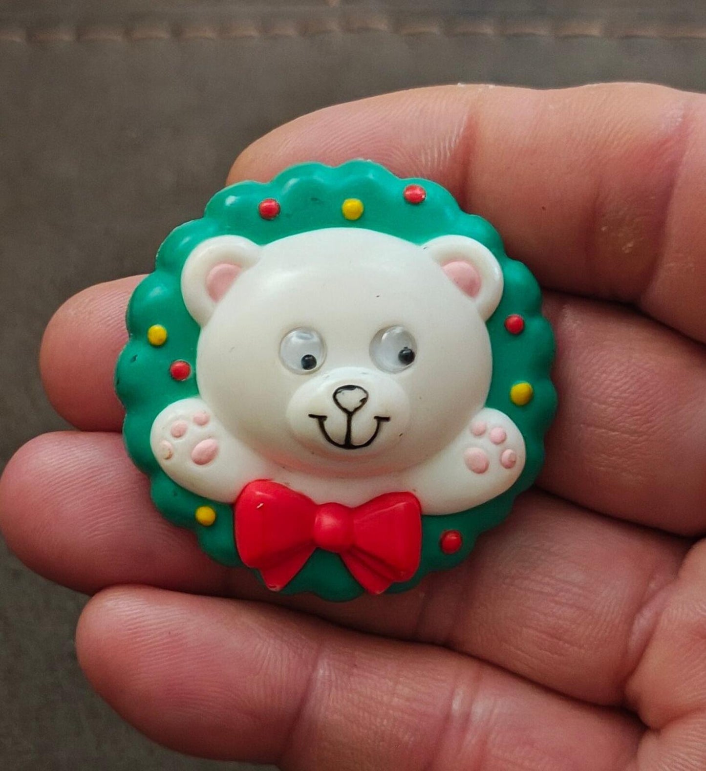 1990 Avon Holiday Cub Wreath Googly Eyes Plastic Pin