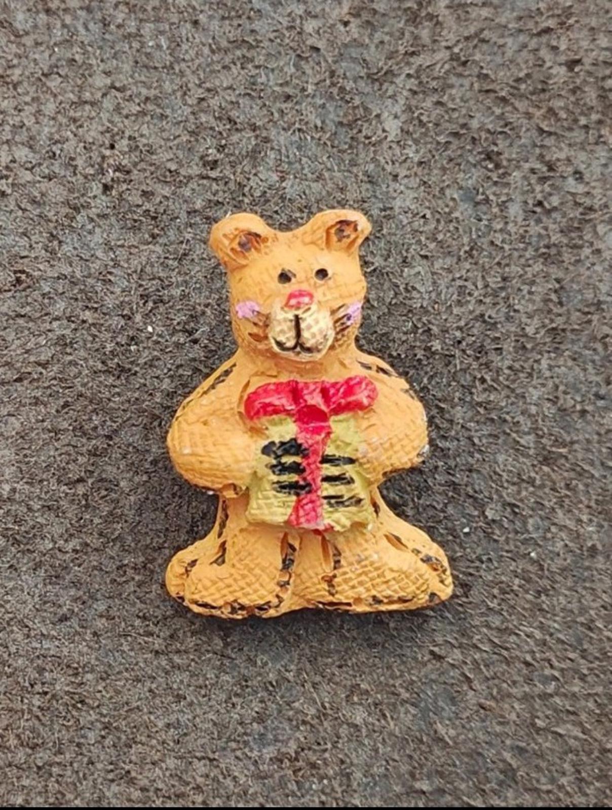 1980s Handpainted Textured Cat Holding a Christmas Present Brooch