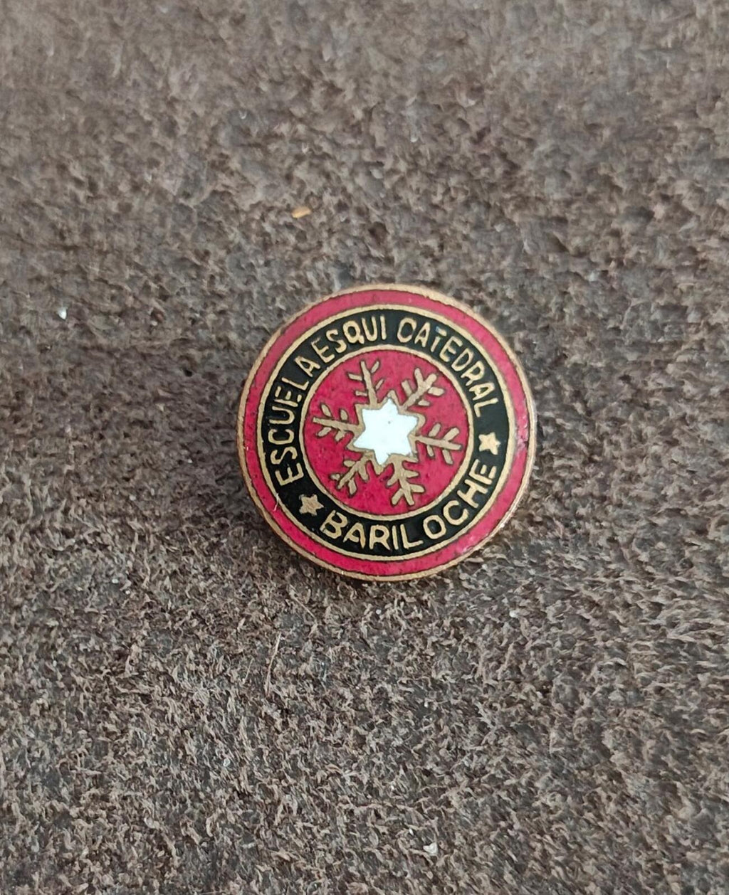 1970s/80s Escuela Esquí Catedral (Catedral Ski School Brass Enamel Pin