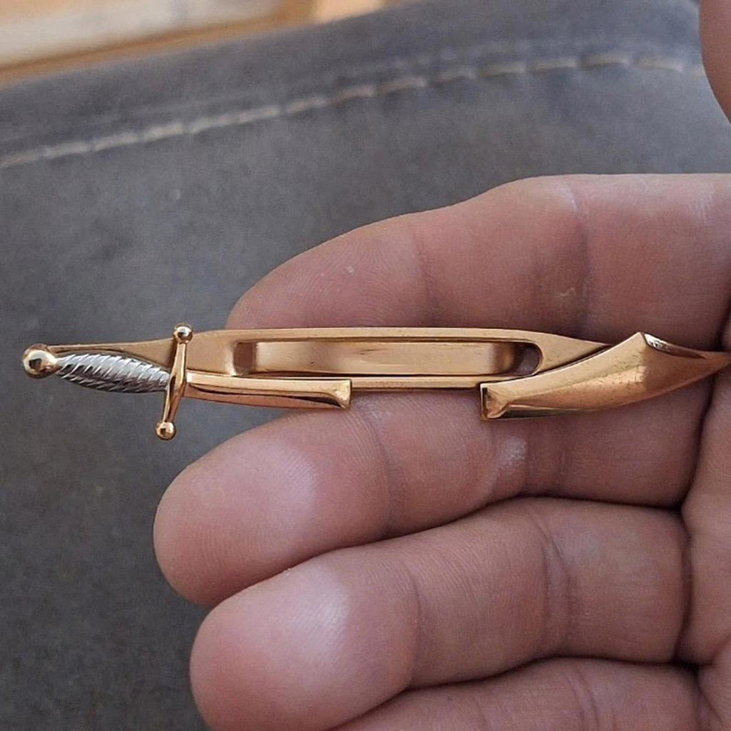 Gold pirate sword tie clip bar with ribbed dagger handle and pointed tip