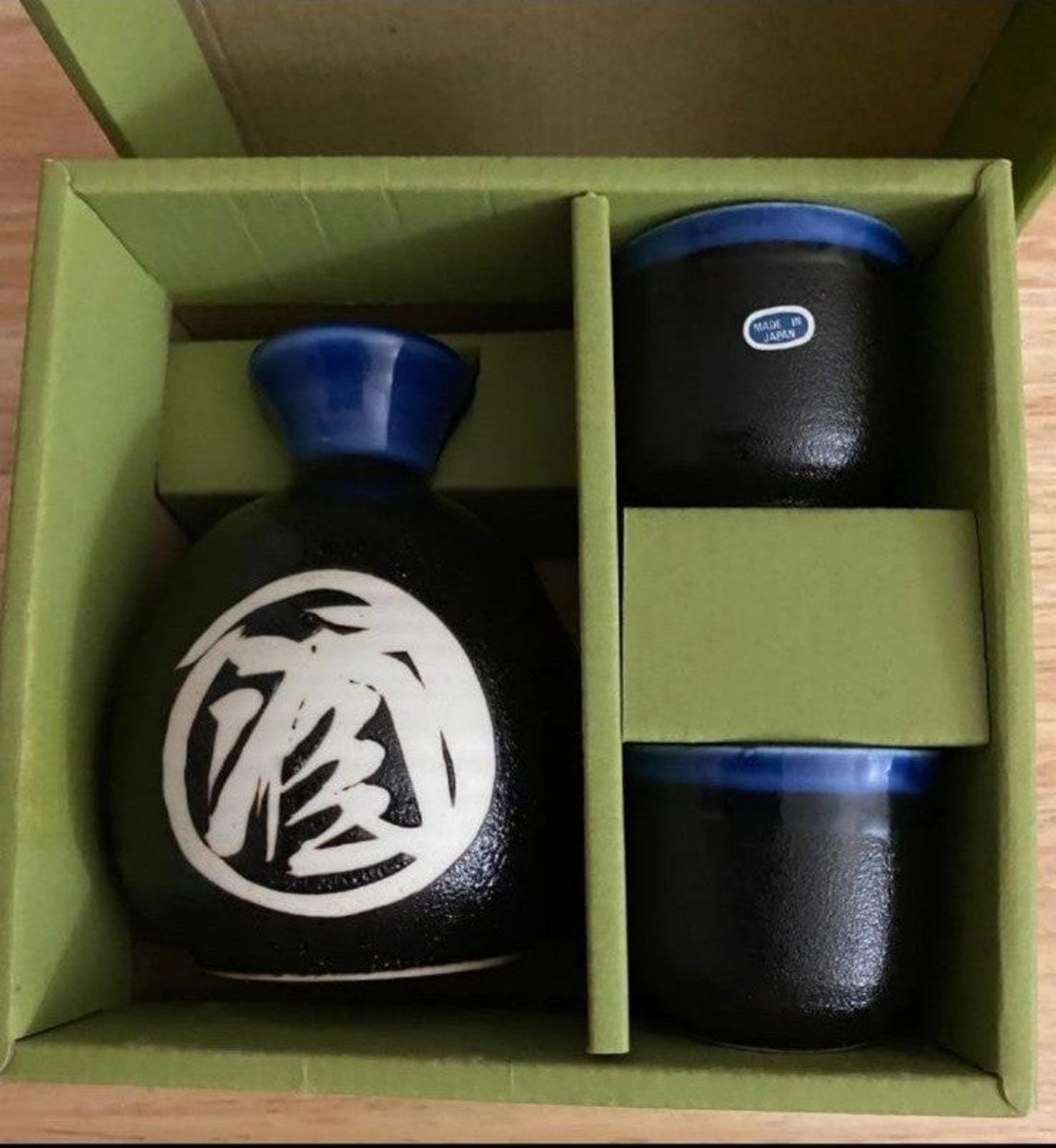 Beautiful Vintage Japanese Blue Ceramic Sake Bottle with Two Cups Gift Set New