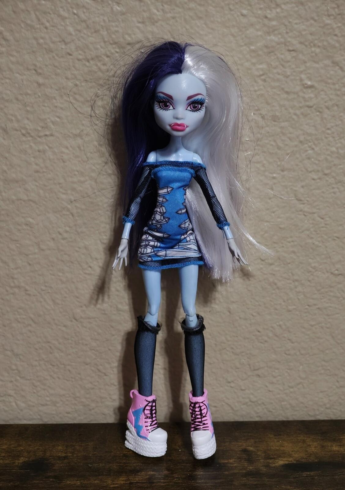 2010 Monster High Abbey Bominable Zombie Doll With Blue Outfit.