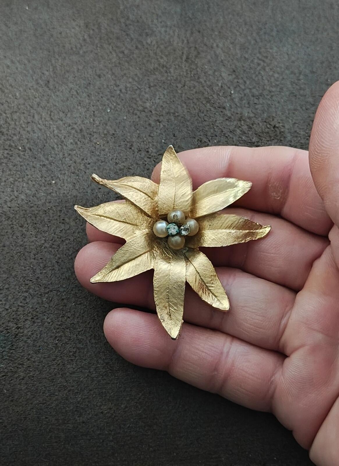 1950s/60s Gold Tone Textured Flower With Faux Pearls & Rhinestones Brooch