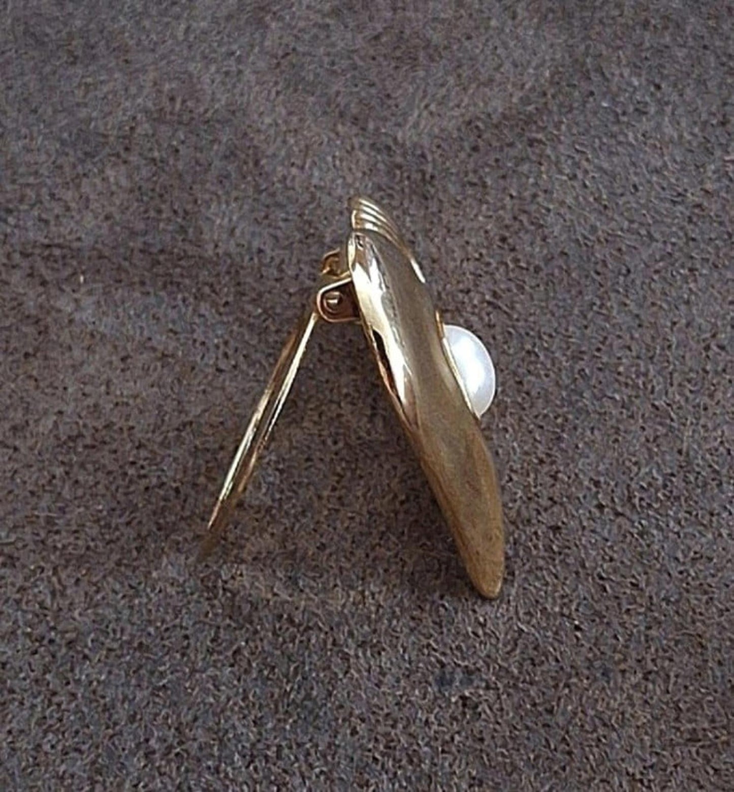 1990's Shiny Gold Tone With Faux Pearl Heart Shaped Hinged Scarf Clip