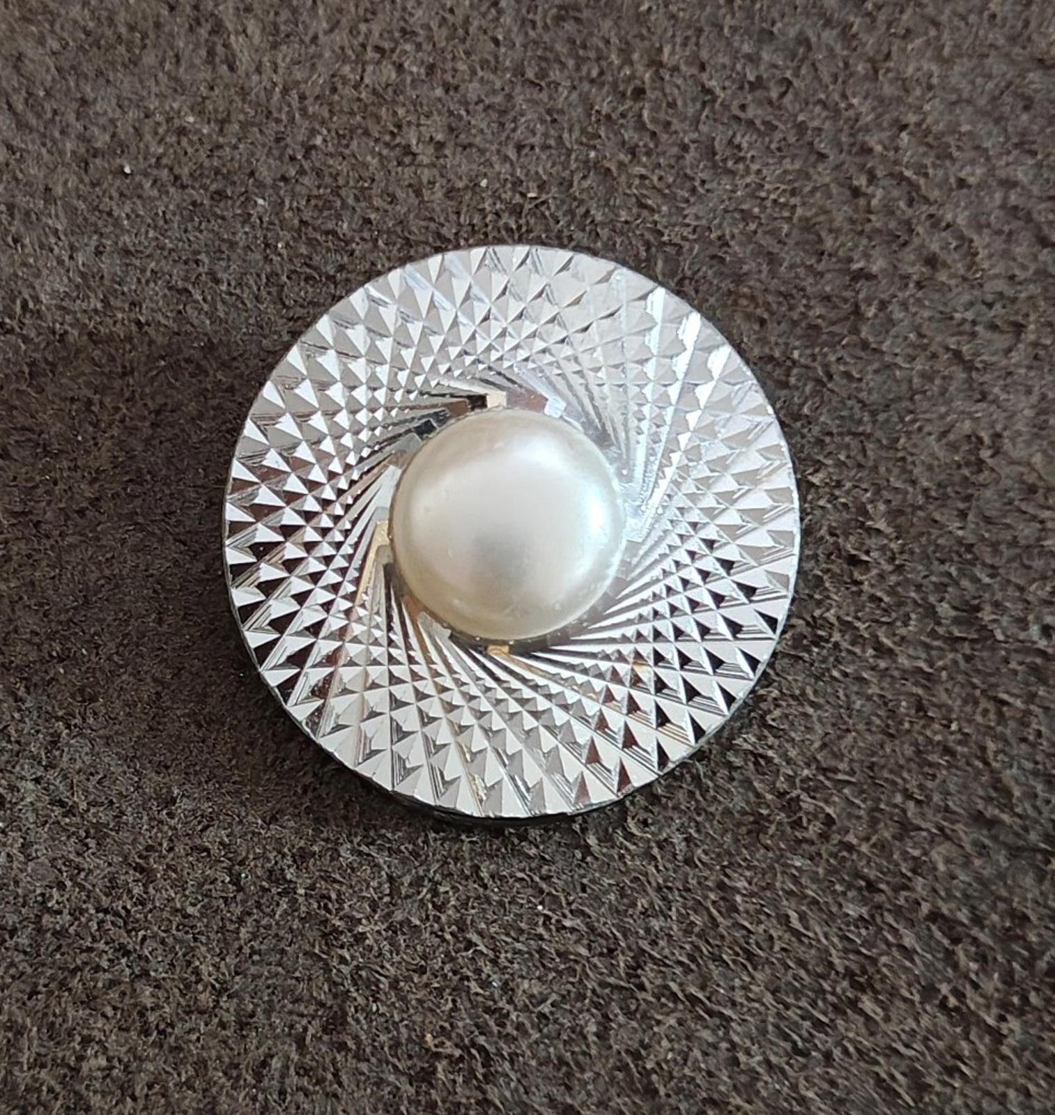 Round silver-tone scarf clip, diamond-cut pattern around a faux pearl centerpiece