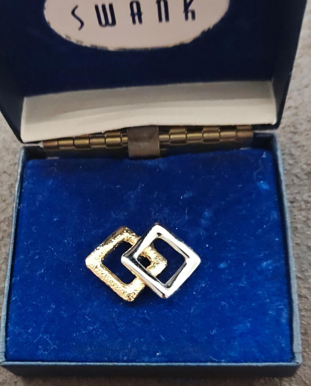 Two-tone gold and white abstract link tie tack/lapel pin in blue gift box