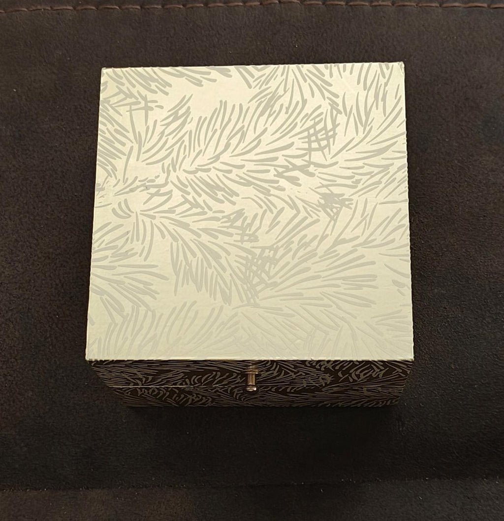 Closed Folio patterned gift box for women’s silver-tone watch set