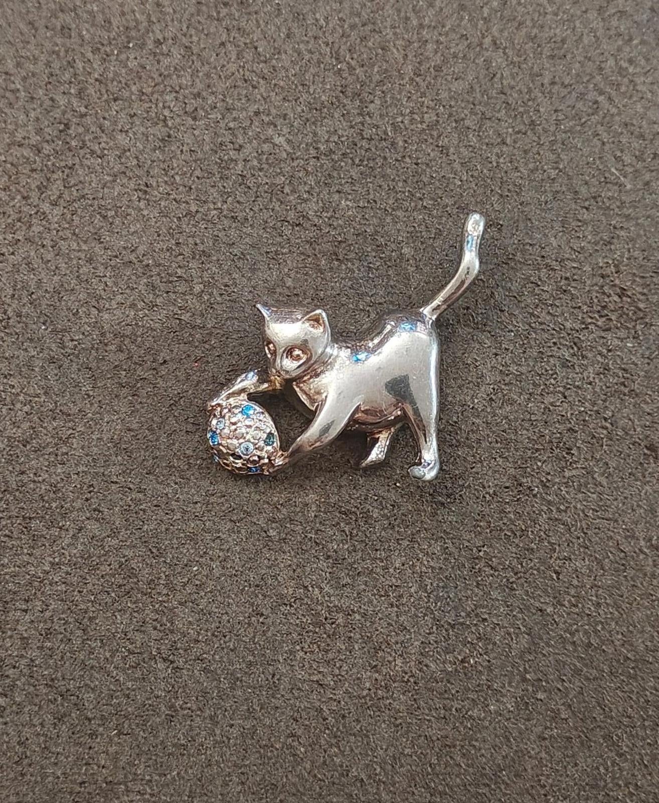 1980s Silver Tone Cat Playing With a Ball Brooch In Good Condition.