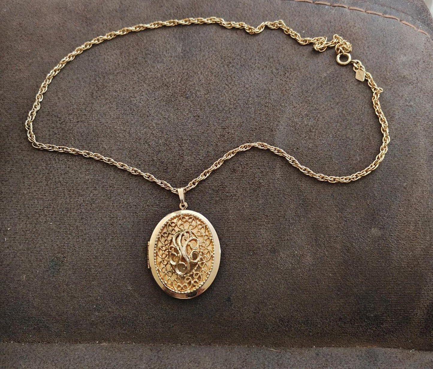 1972 Sarah Coventry "Heirloom" Gold Tone Locket Necklace