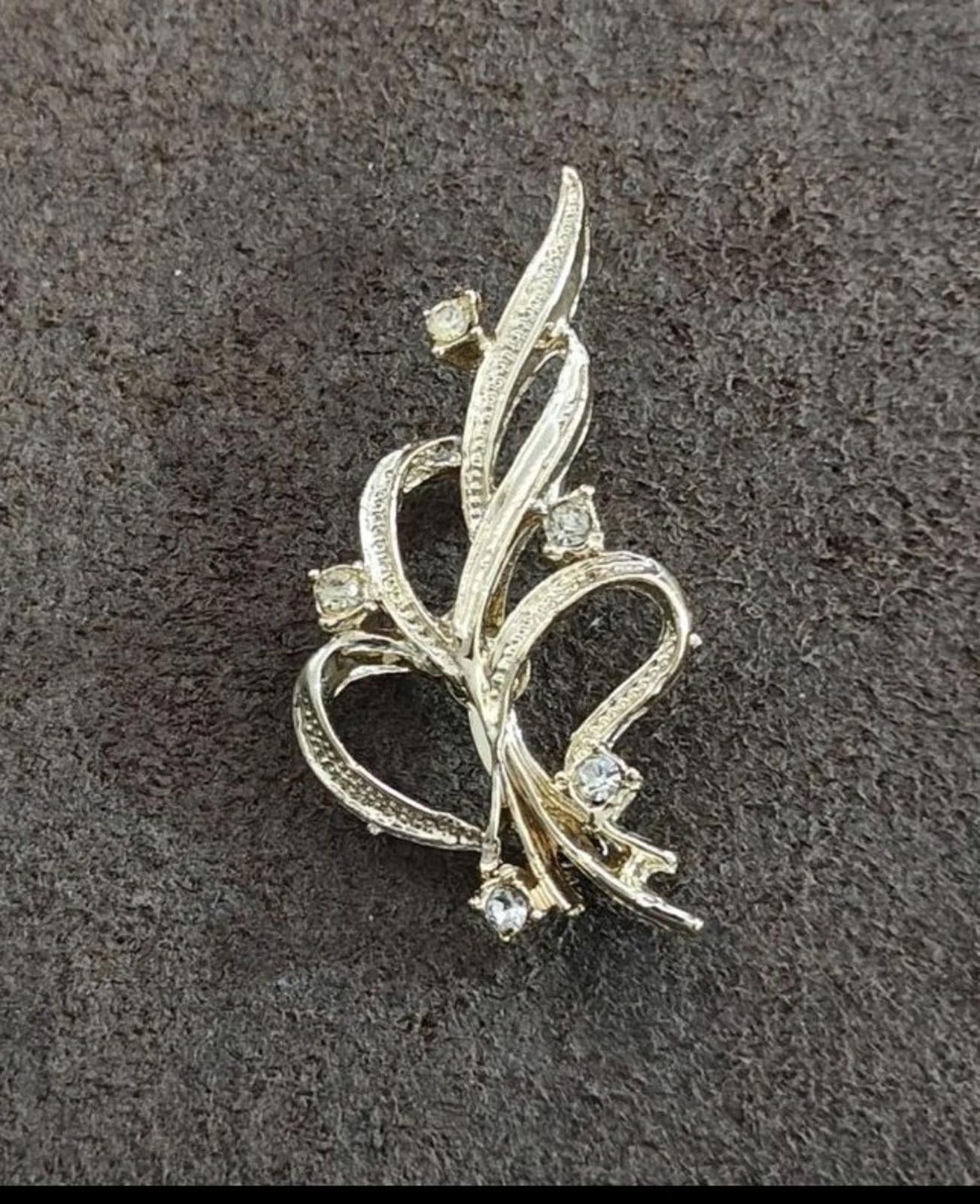 1980s Gerry's Art Nouveau Style Gold Tone Ribbon Brooch Pin