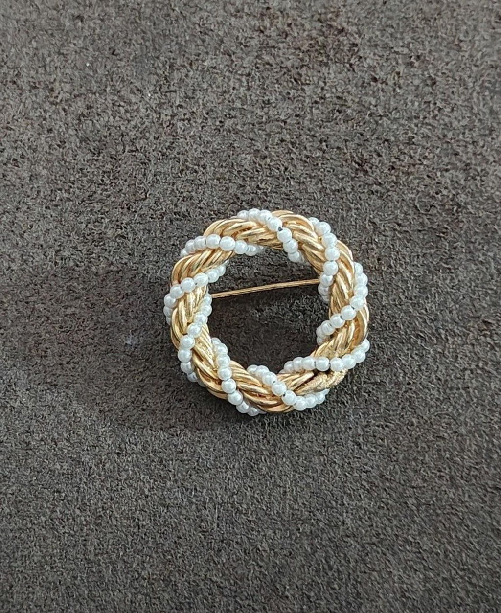 Gold-tone round brooch with twisted rope braid and white faux pearls