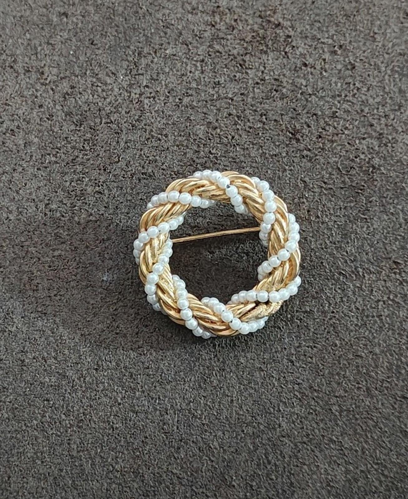 1960s/70s Gold Tone Twisted Rope Braided With Faux Pearls Circle Brooch