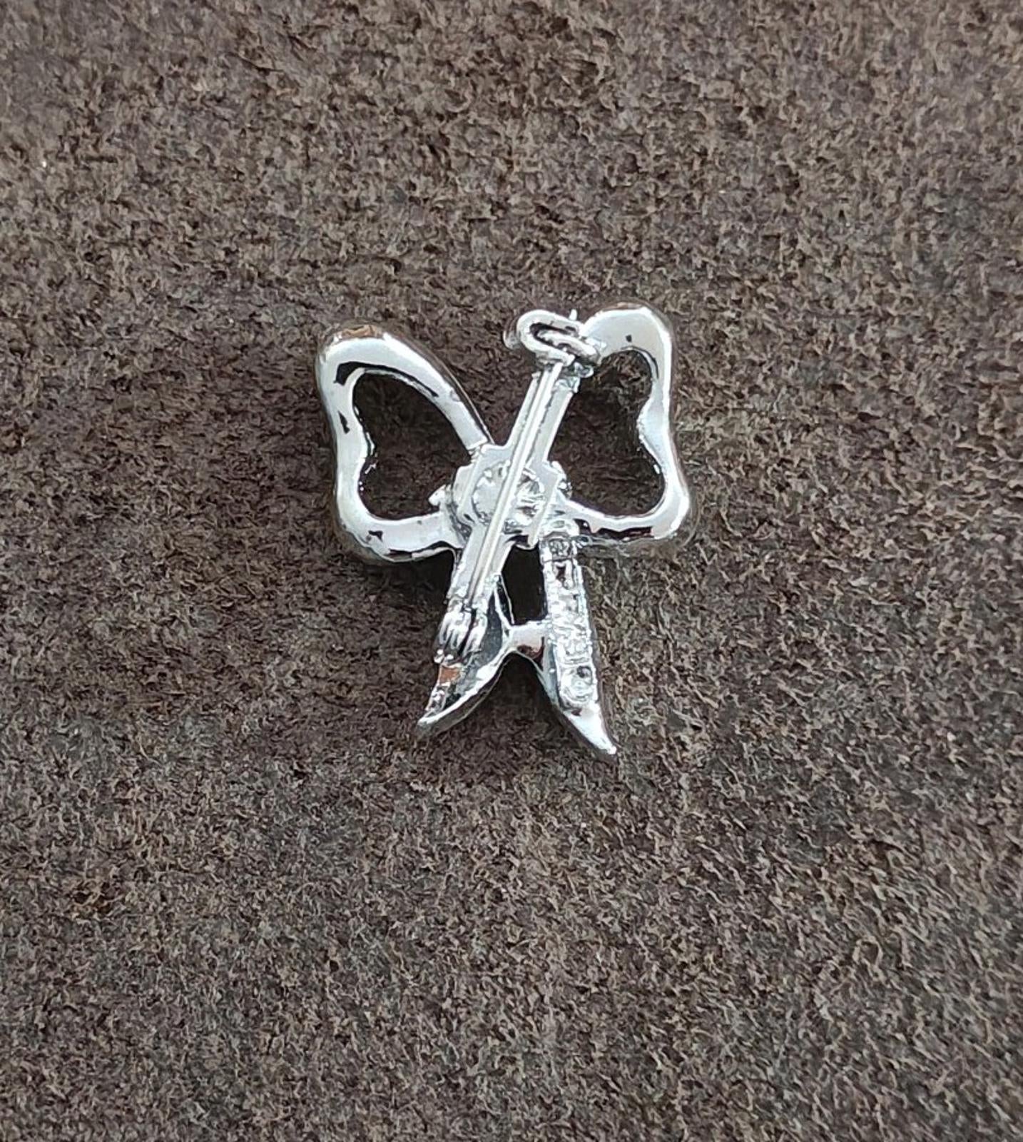 1970s Vintage Signed Gerry's Silver Tone Bow Shaped Brooch Pin