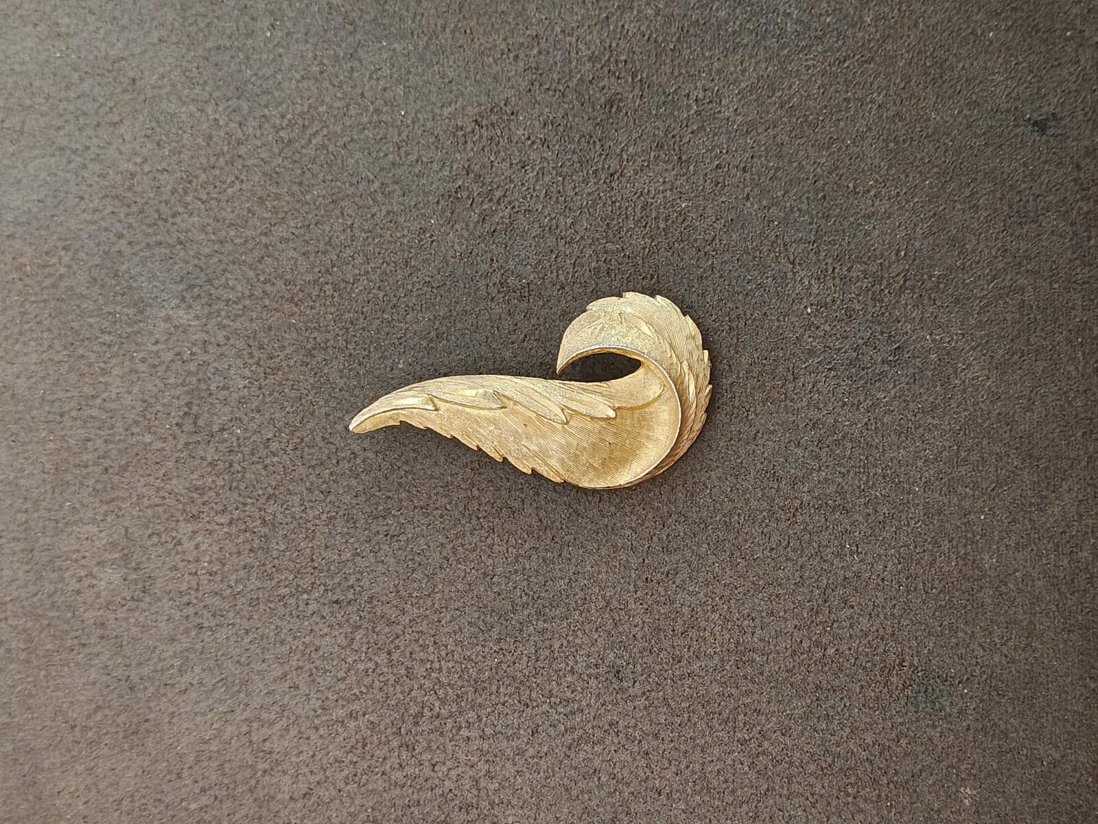 1960s Gold Tone Textured Feather Swirl Brooch