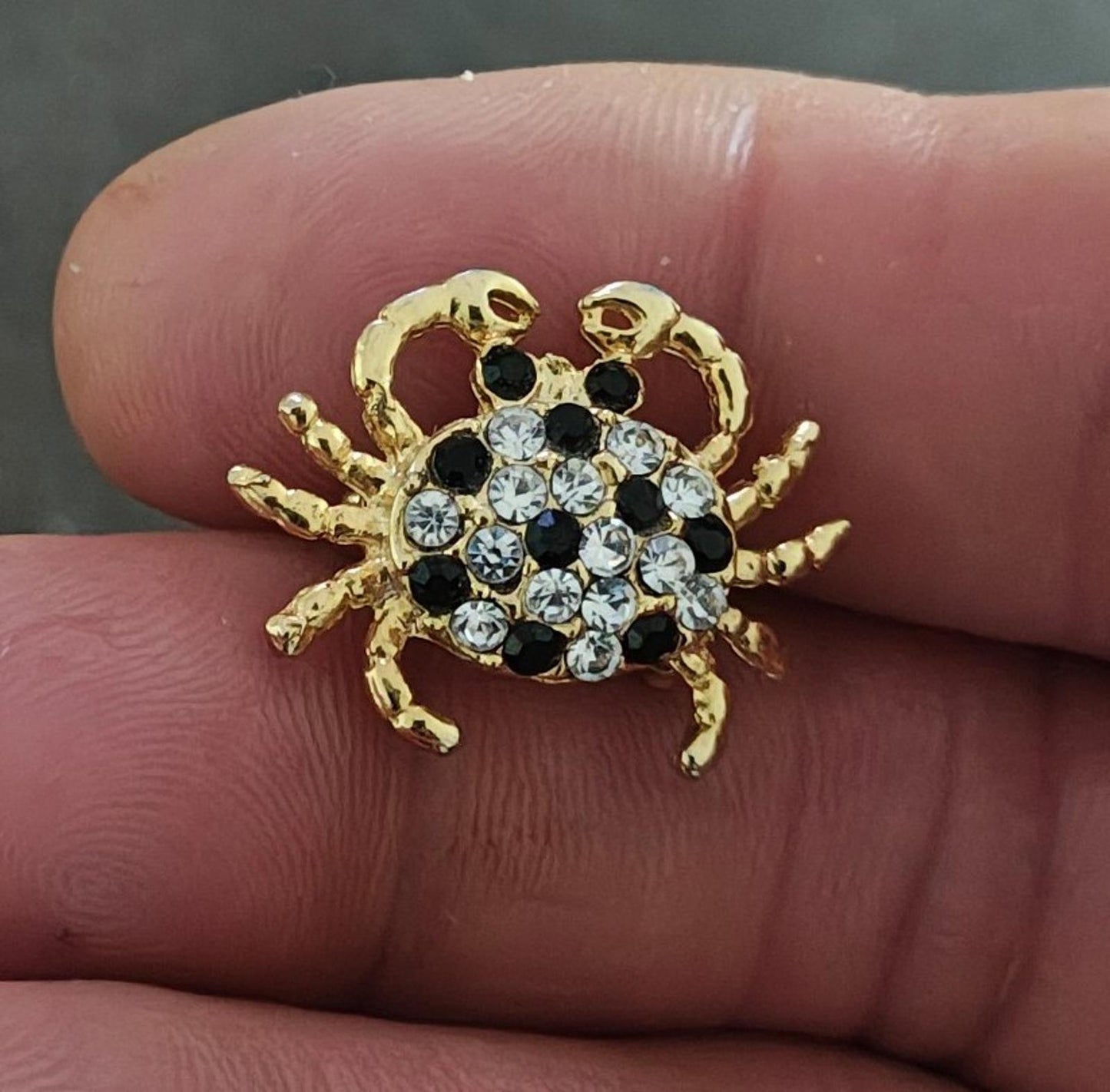 1980s Vintage Gold Tone With Sparkly Clear & Black Rhinestones/Stones Crab Pin
