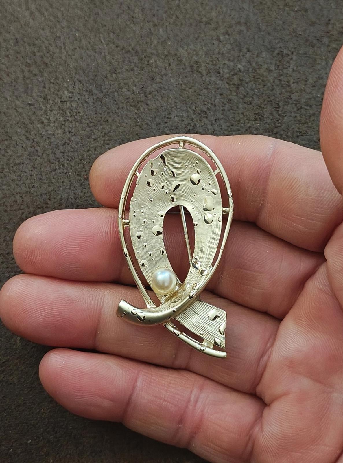 1960s Gold Tone Textured Abstract Faux Pearl Brooch Pin