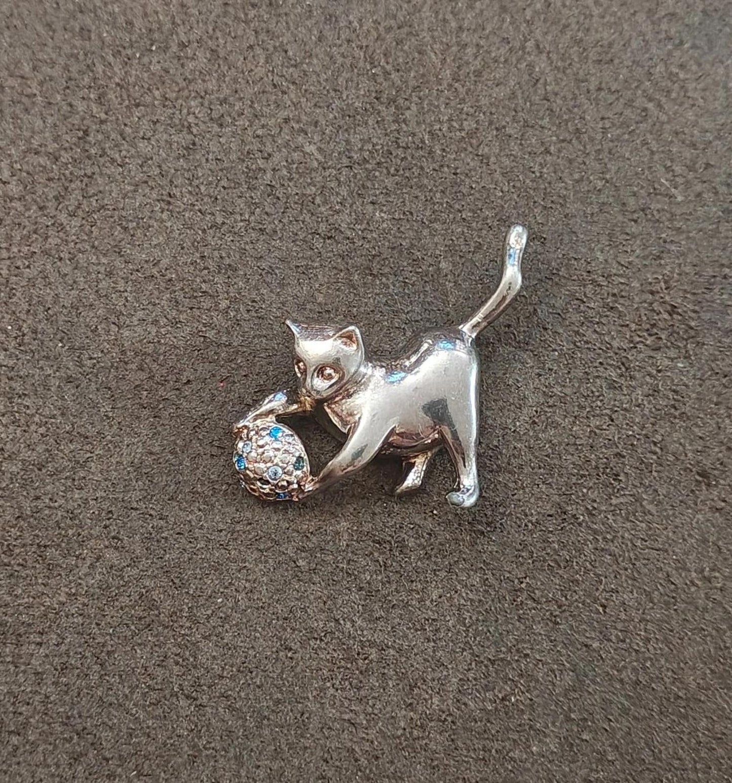 1980s Silver Tone Cat Playing With a Ball Brooch In Good Condition.