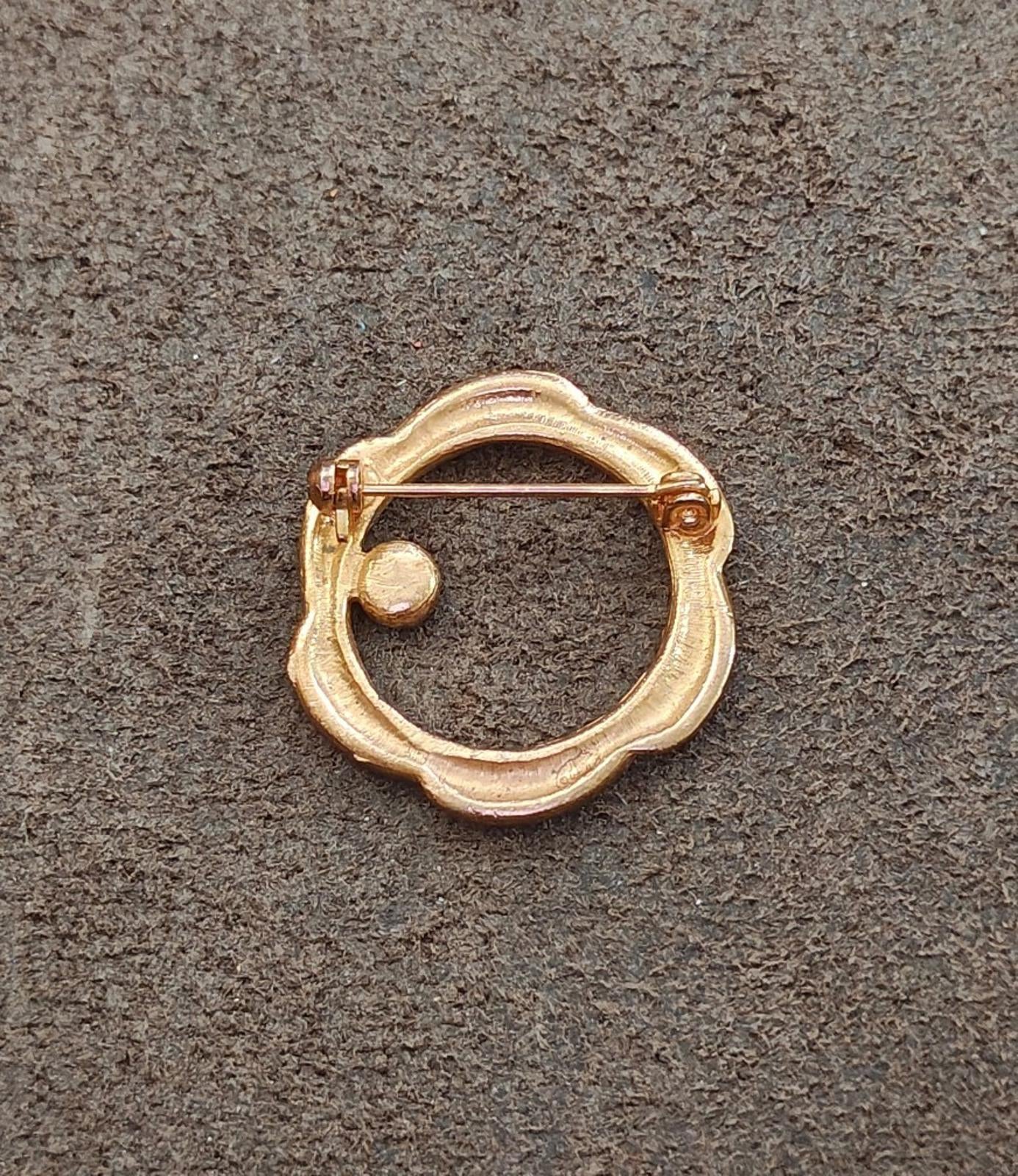1950s Edwardian Style Circle Gold Tone Faceted Solitaire Garnet Gemstone Brooch