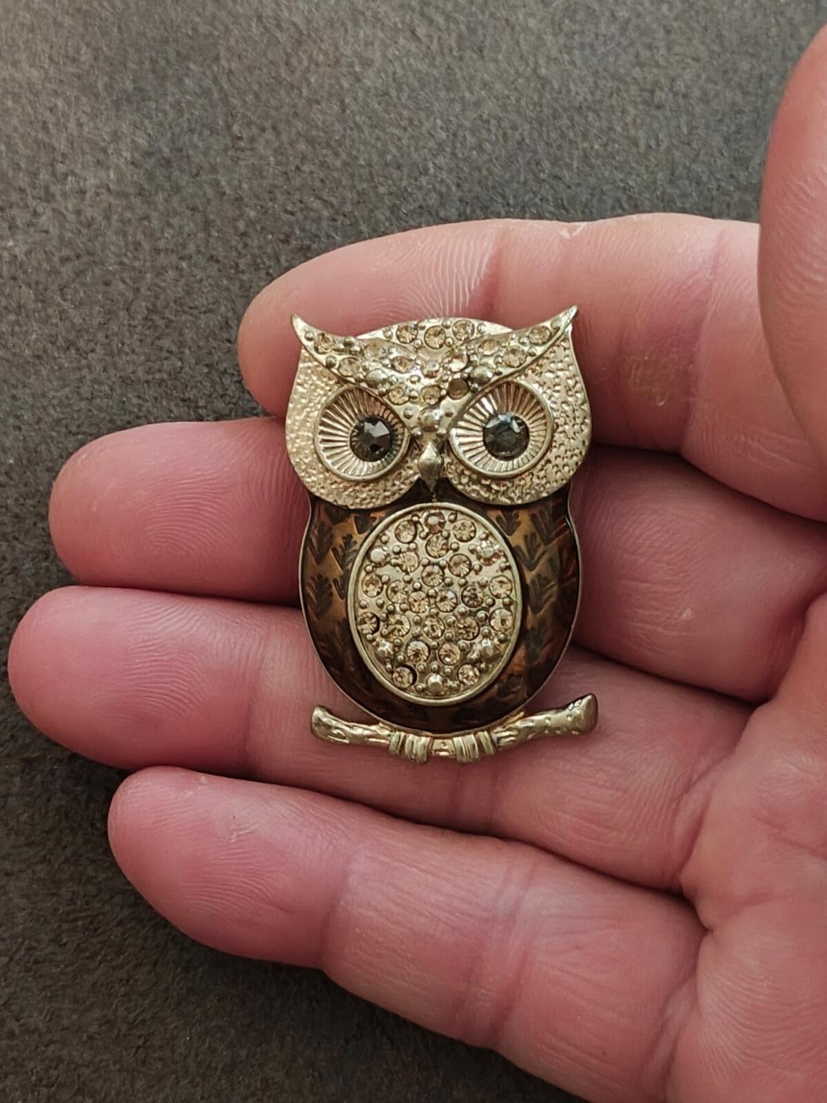 1980s Gold Tone With Brown & Clear Rhinestones Owl Brooch
