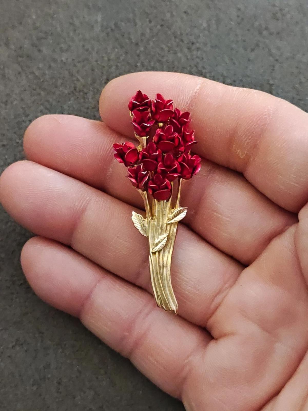 1997 Red Rose Bouquet Gold Tone Brooch Marked DM97