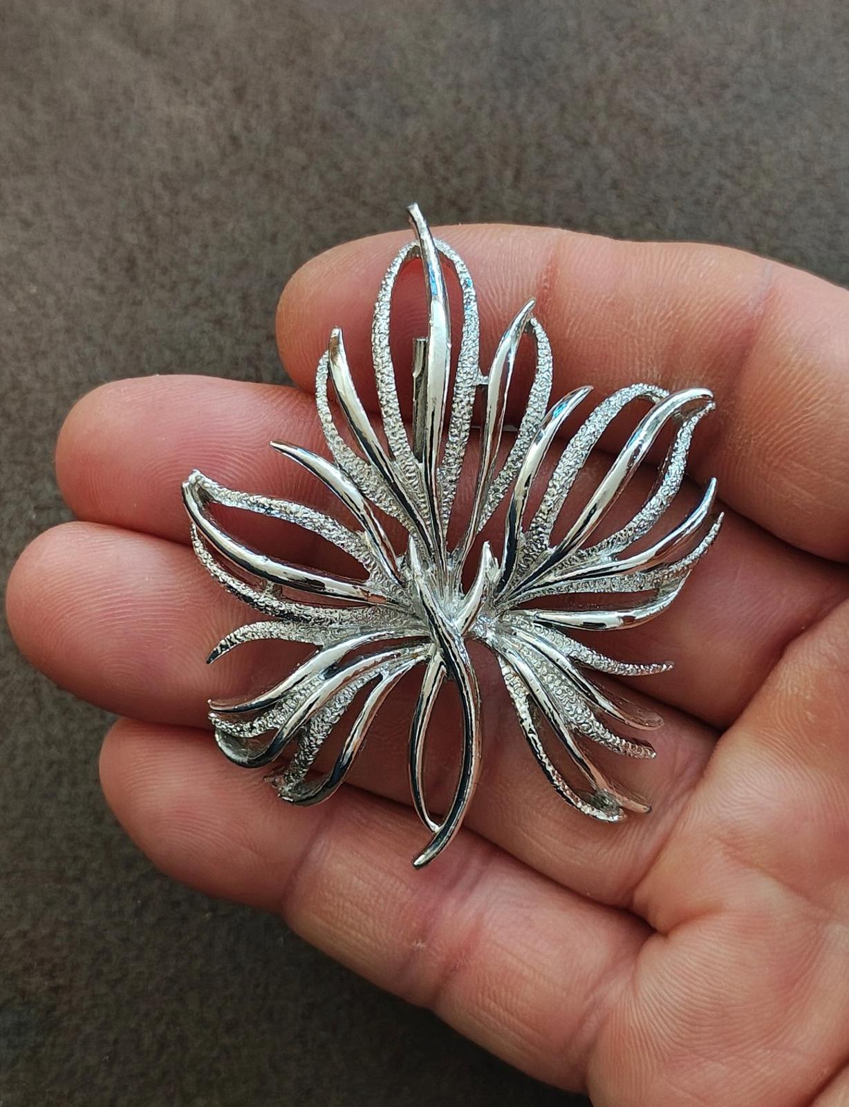 1980s Frosted Silver Tone Leaf Pin/Brooch