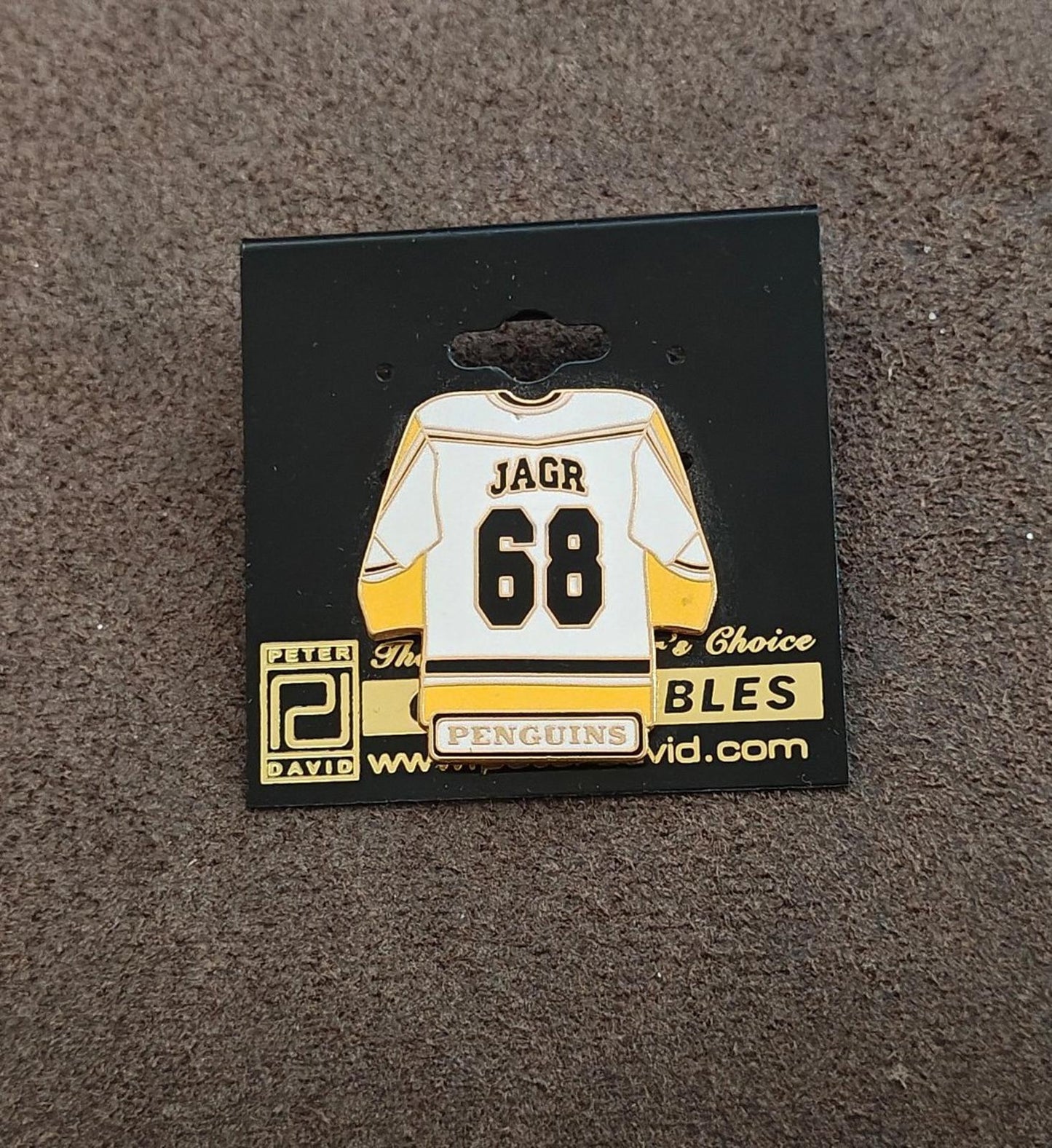 1990s Pittsburgh Penguins Jaromir Jagr #68 Jersey Gold Tone Enamel Pin
