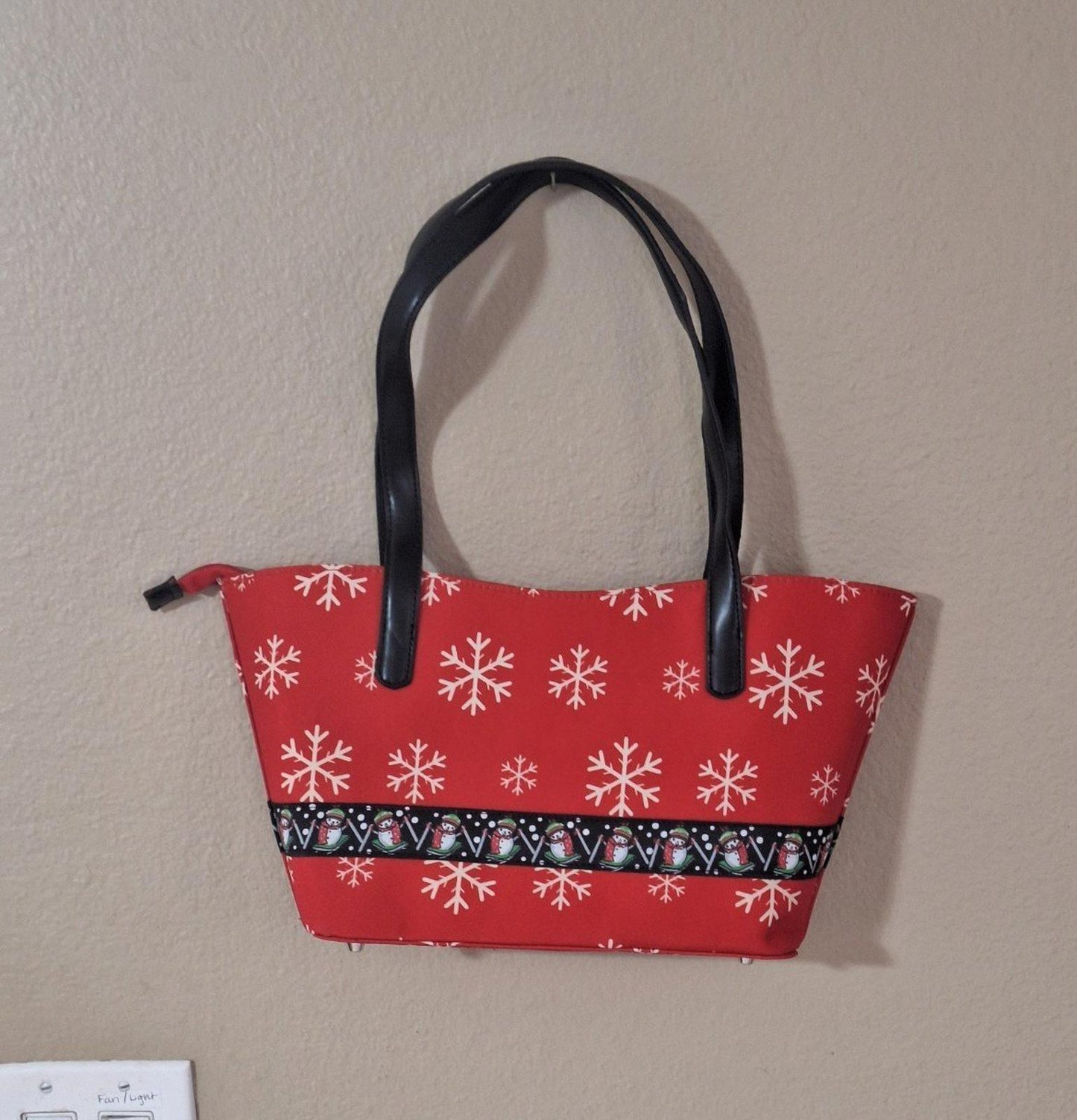 Classic Christmas Snowman With Snowflakes Red Green White Black Handbag