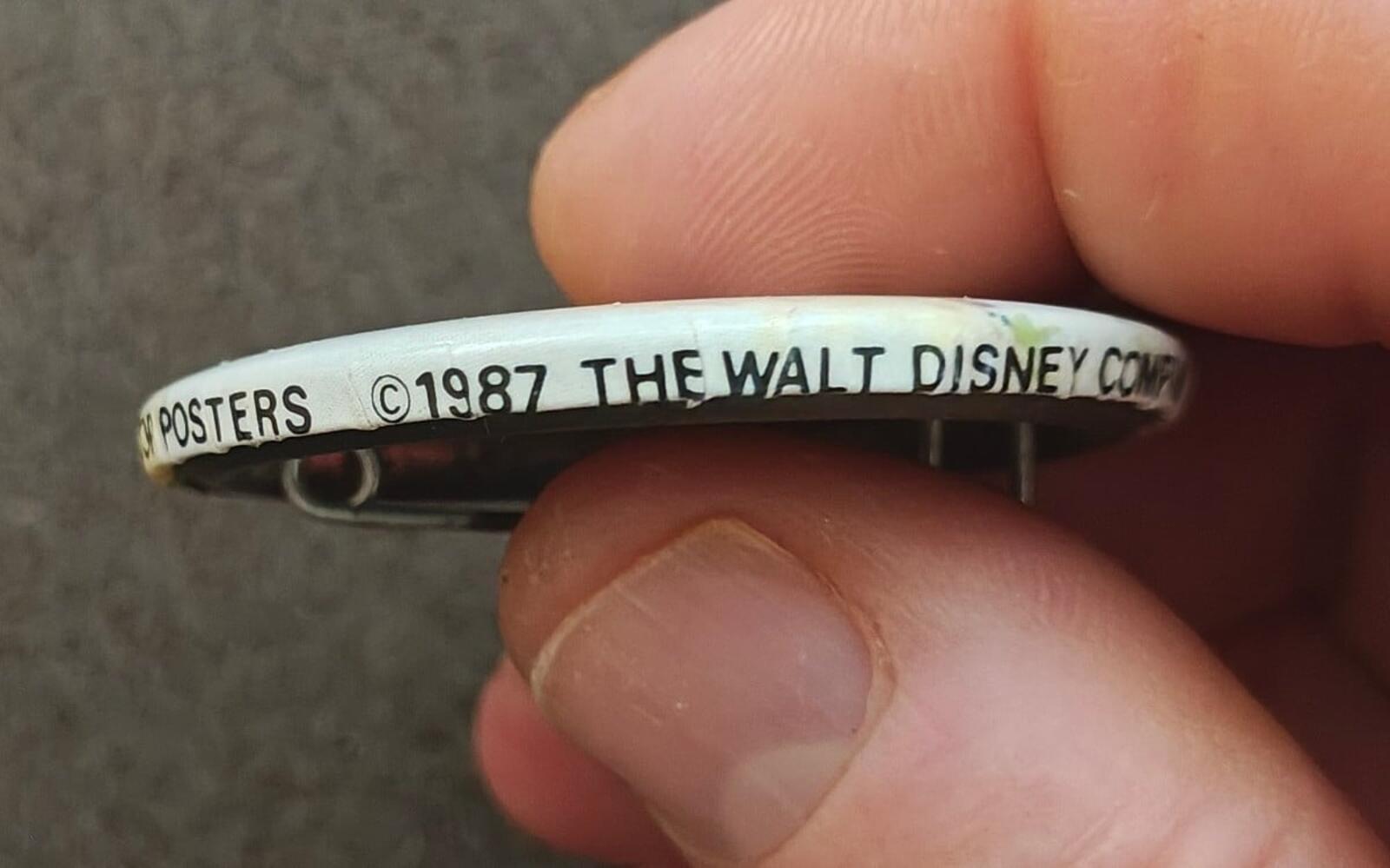 Goofy pinback button edge view showing “©1987 THE WALT DISNEY CO.” text