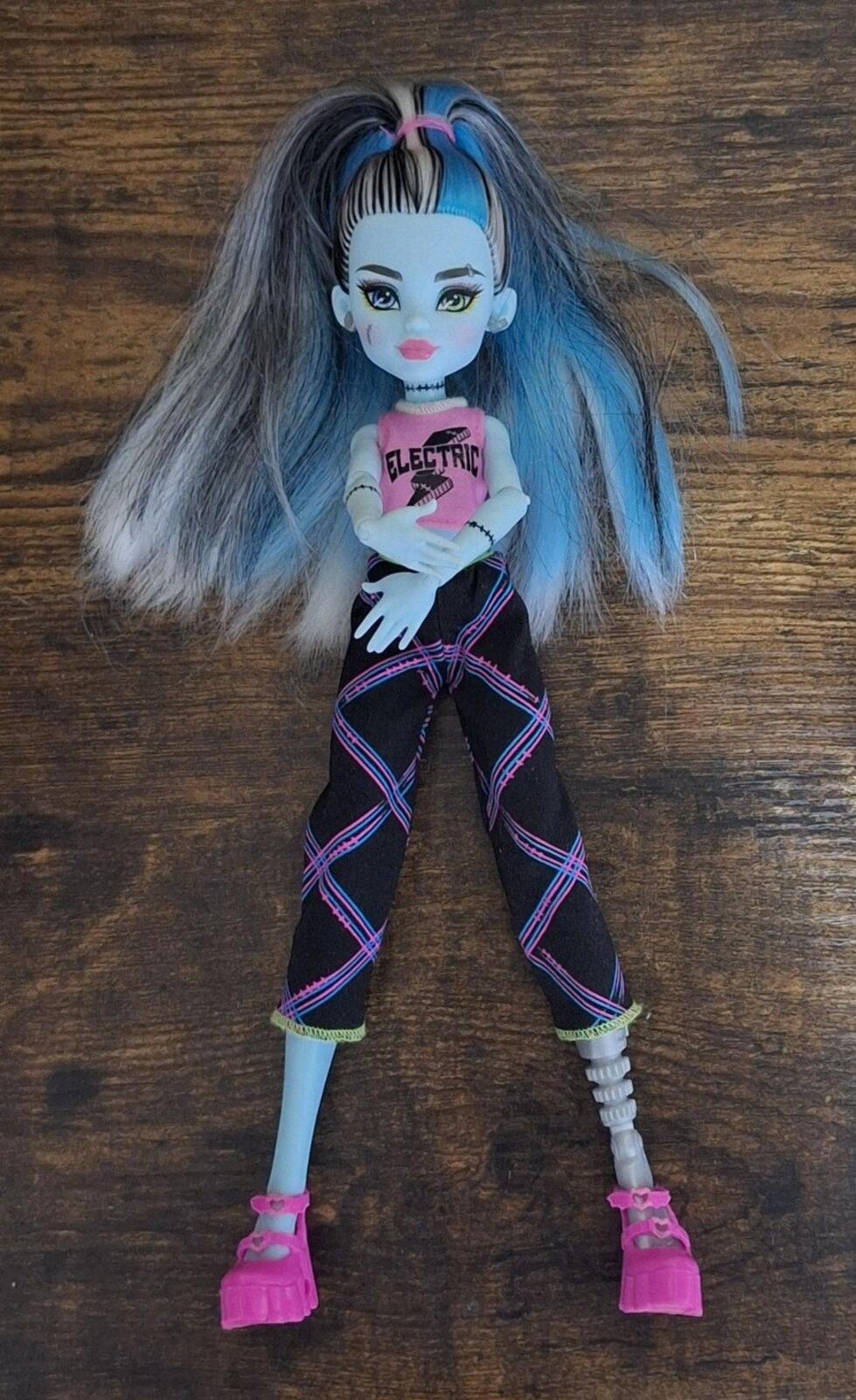 2021 Monster High Frankie Stein Doll With Pink & Black Outfit.