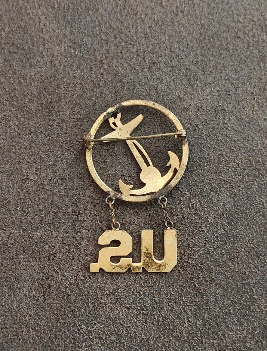 1940s WWII US Navy Gold Tone Anchor & Hanging U.S. Letters Sweetheart Pin.