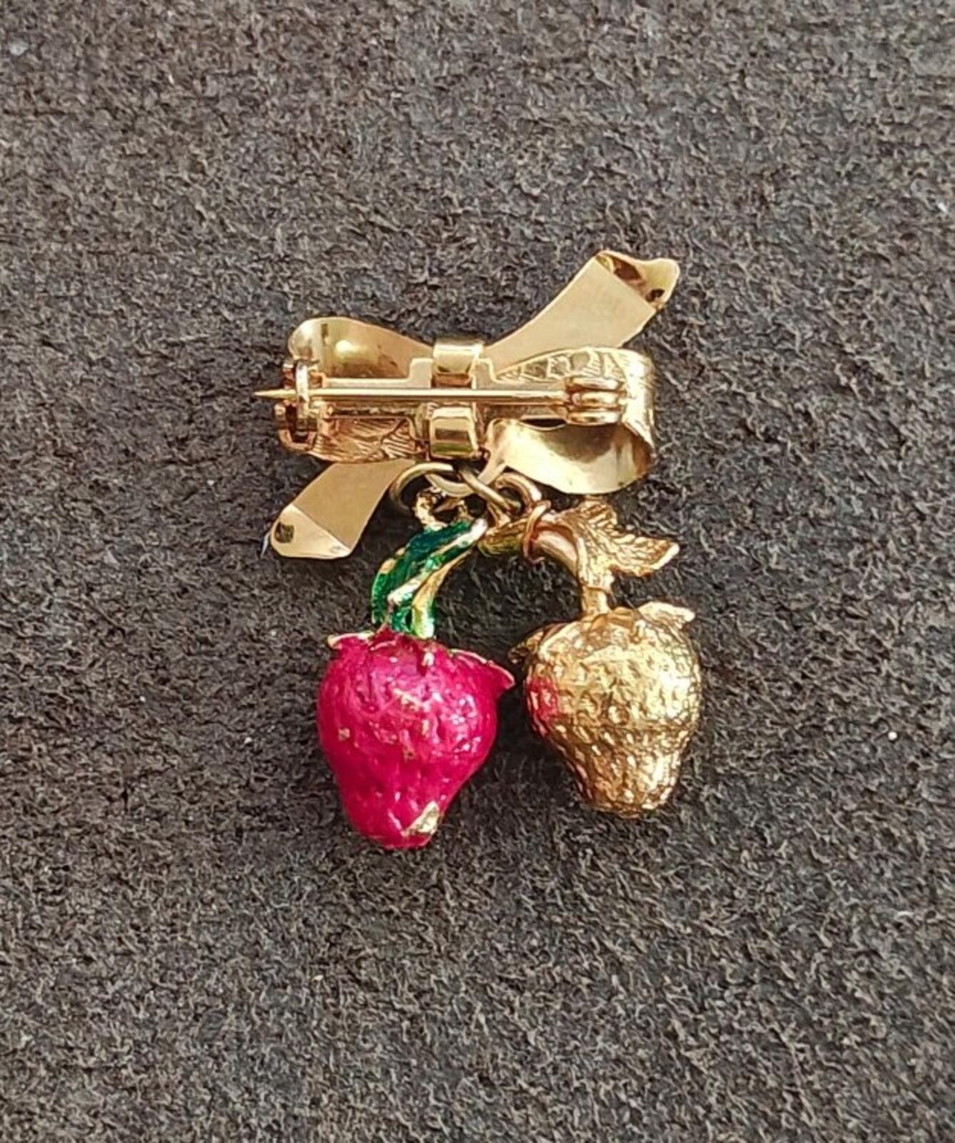 1970s/80s Sweet Strawberry Textured Gold Tone  Dangle Enamel Brooch