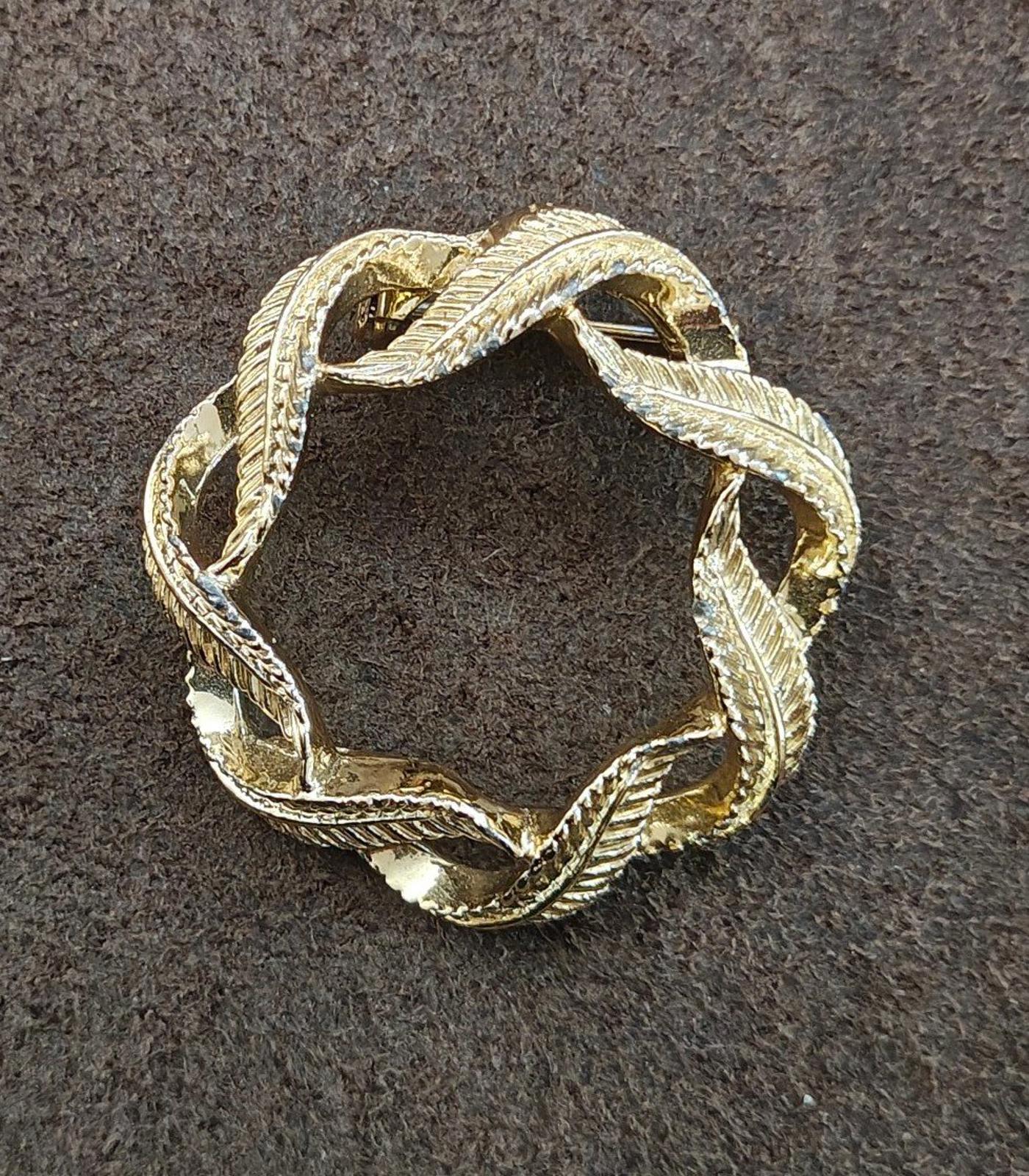 1960s GERRYS Gold Tone Circle Leaves Wreath Brooch Pin