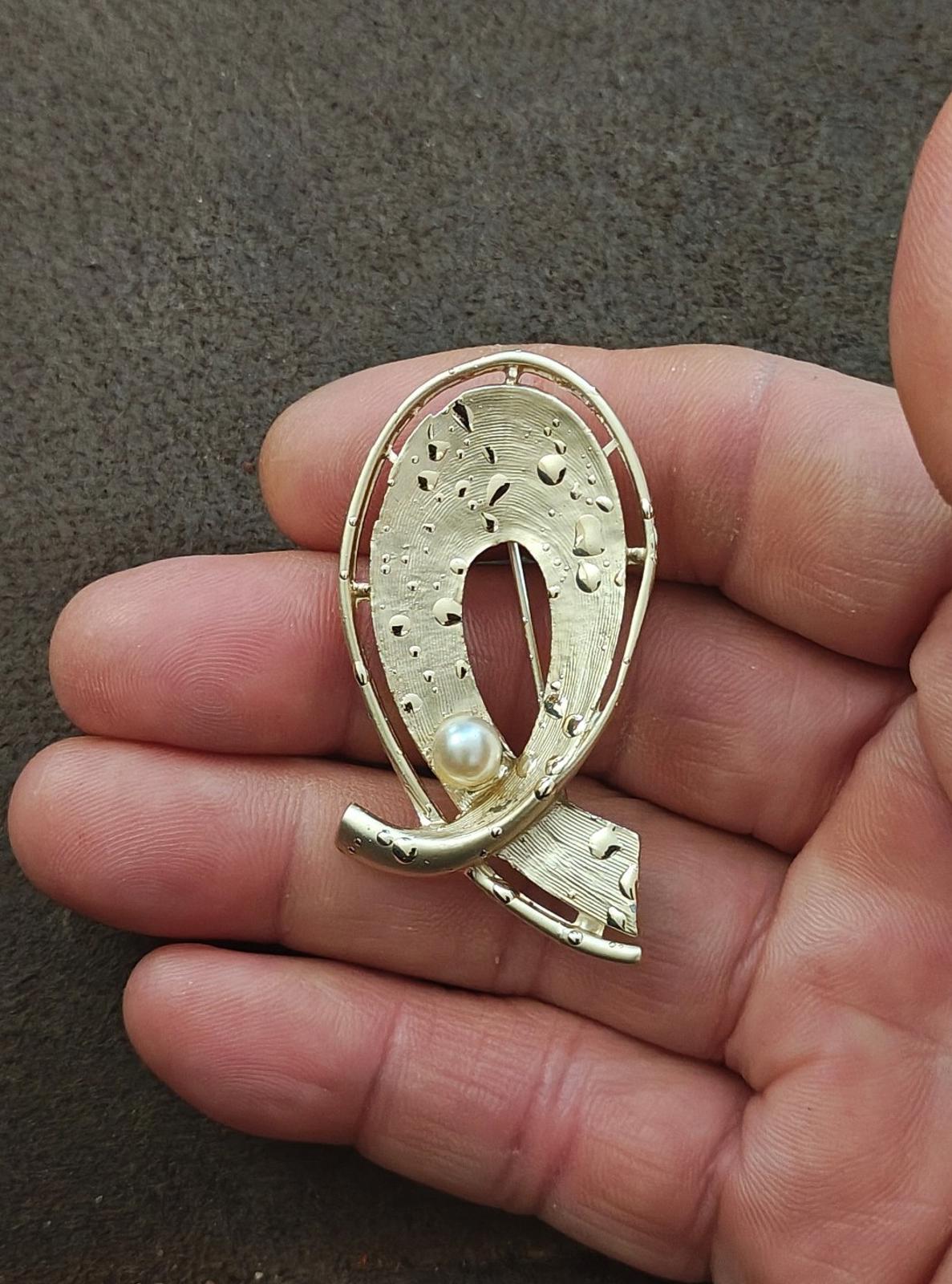 1960s Gold Tone Textured Abstract Faux Pearl Brooch Pin