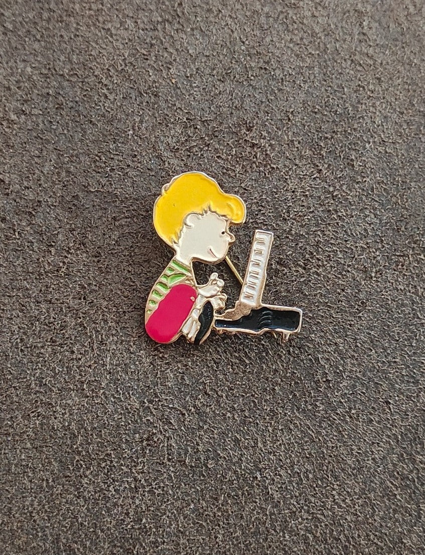 1970s Rare Peanuts Schroeder Playing Piano Cloisonné Gold Tone Enamel Pin