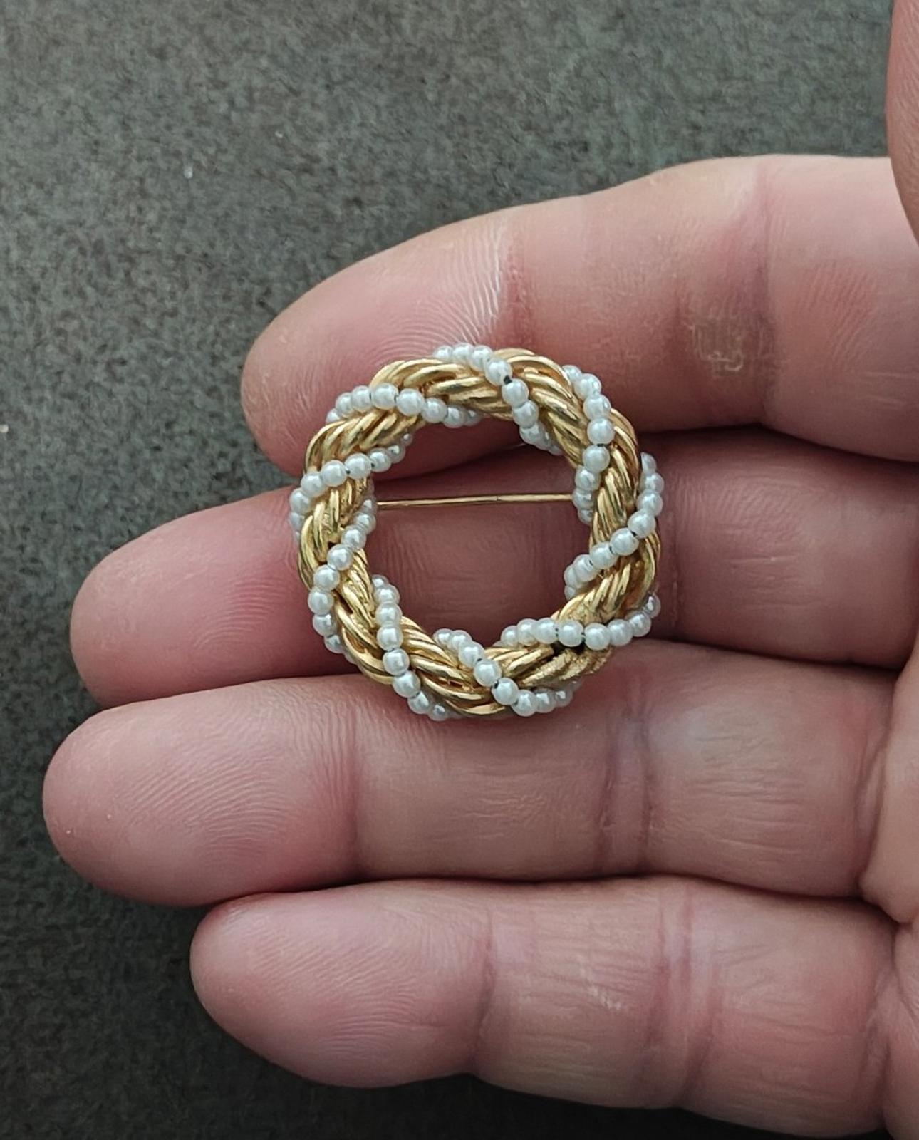 1960s/70s Gold Tone Twisted Rope Braided With Faux Pearls Circle Brooch