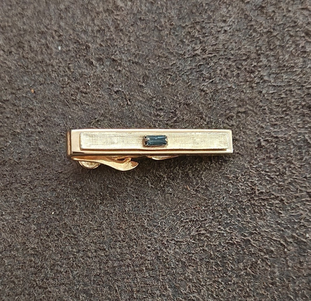 1950s/60s Swank Gold Tone Bark Textured Tie Bar Clip & Black Baguette Stone