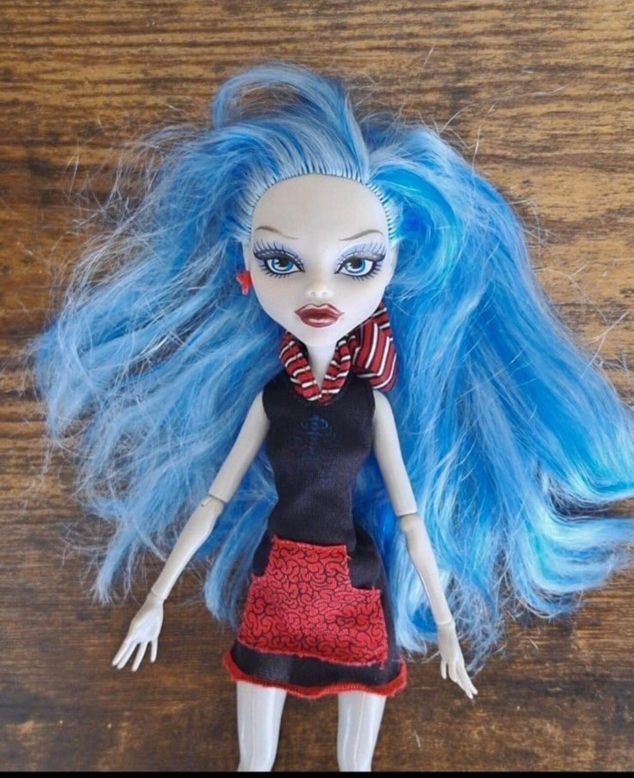 2008 Monster High Ghoulia Yelps Zombie Doll With Red & Black Outfit.