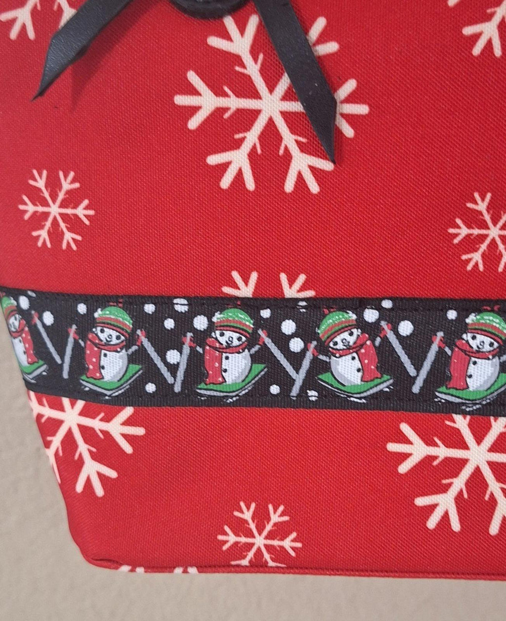 Classic Christmas Snowman With Snowflakes Red Green White Black Handbag