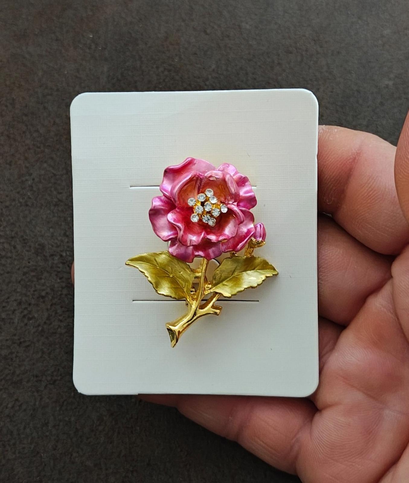 Pretty Gold Tone Pink Flower With Clear Rhinestones Brooch New.