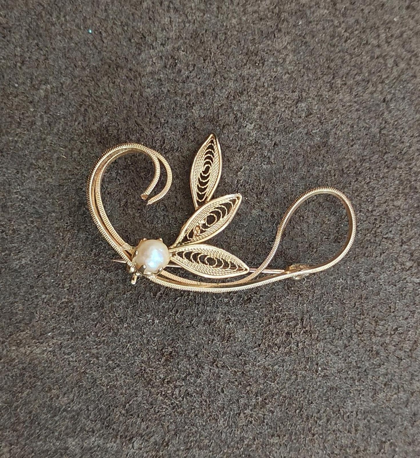 1960s Vintage Filigree Leaf Design With a Faux Pearl Accent Gold Tone Brooch