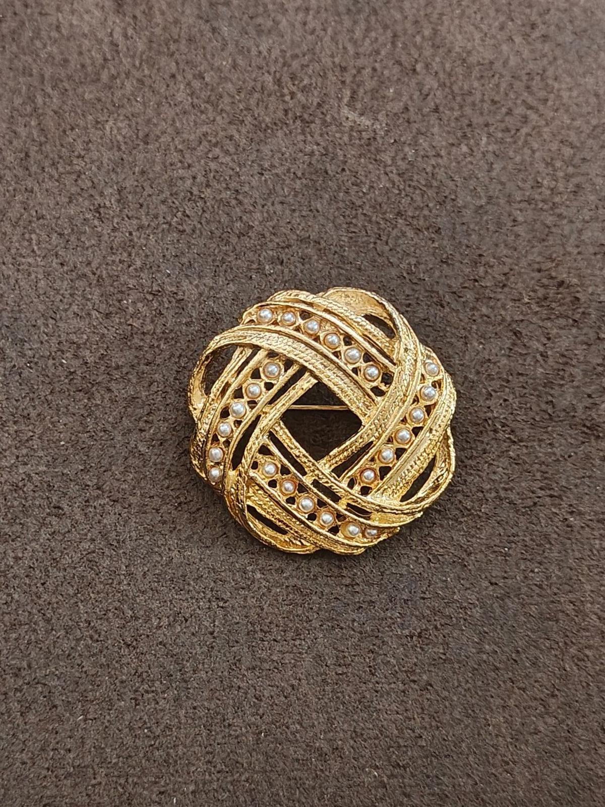 1980s Victorian Style Gold Tone With Small Faux Pearls Brooch